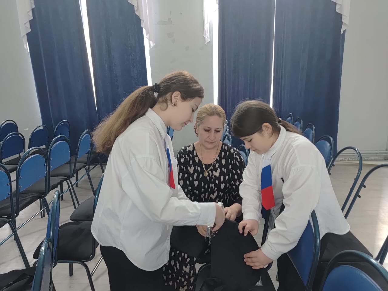 10.12.2025г. В рамках проекта «Точка Роста» ребята продолжают менять обшивку стульев в актовом зале