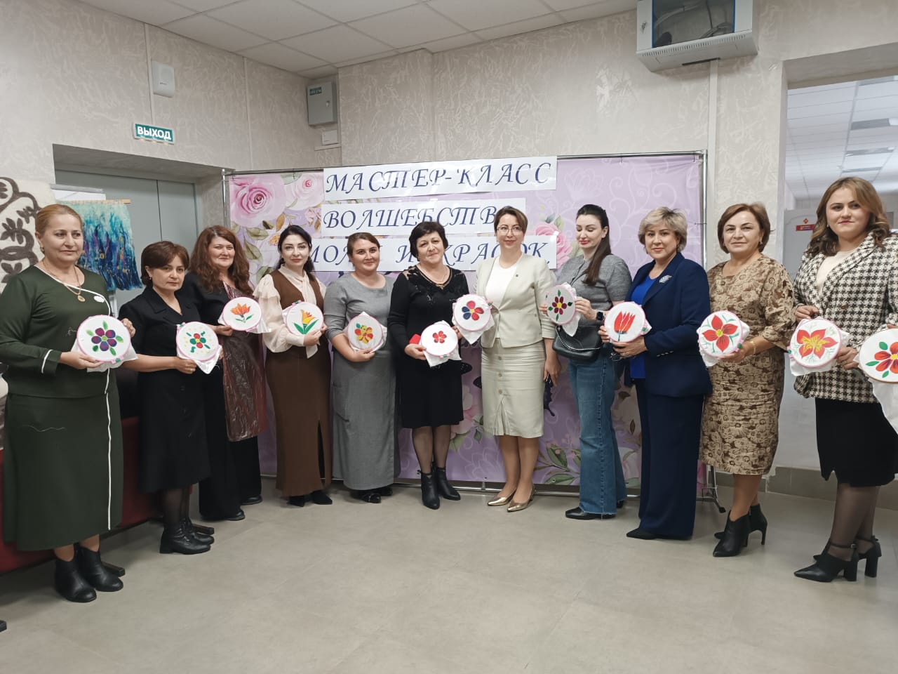 15.11.2025г. Педагоги центра «Точка Роста» посетили  мастер-классы «Мастерство смолы и красок» и «Батик»