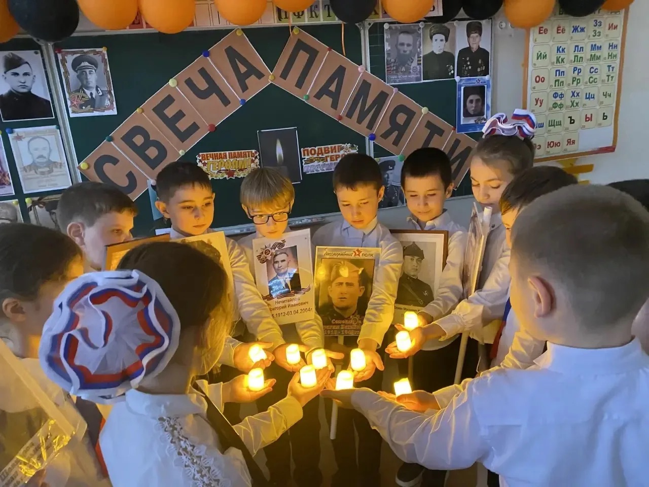 В рамках второй декады месячника патриотической, спортивной и оборонно- массовой работы под девизом «Величие и слава России!»  ученики 2в класса (классный руководитель Рыльская Е.И.) приняли участие во Всероссийской акции «Свеча памяти»..