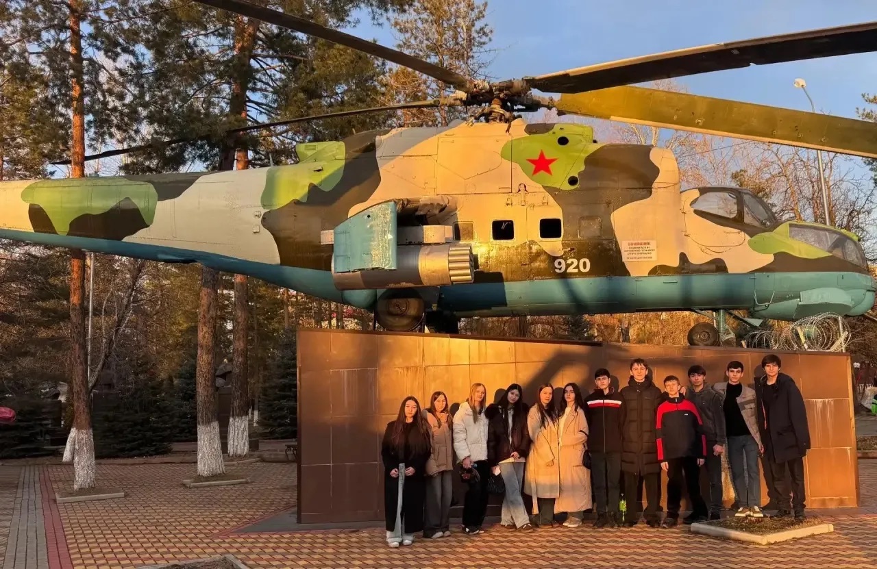 В рамках третьей декады месячника оборонно-массовой и спортивной работы &amp;quot;Герои нашего времени&amp;quot; учащиеся 9г класса (классный руководитель Турклиева З.Р.) посетили &amp;quot;Музей военной техники&amp;quot; в парке &amp;quot;Зелёный Остров&amp;quot; г.Черкесска..