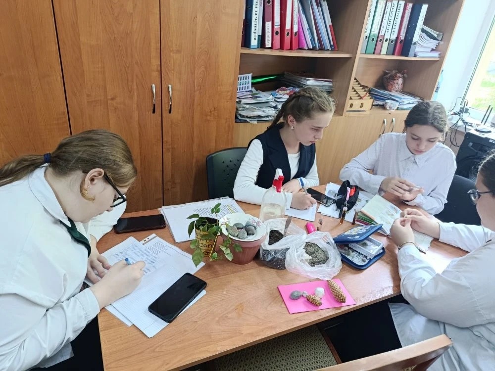 На нашем занятии "Юный биолог"мы проводили практические работы по теме: "Царство Животных" и "Царство Растений". На нашем занятии "Юный биолог"мы проводили практические работы по теме: "Царство Животных" и "Царство Растений"..