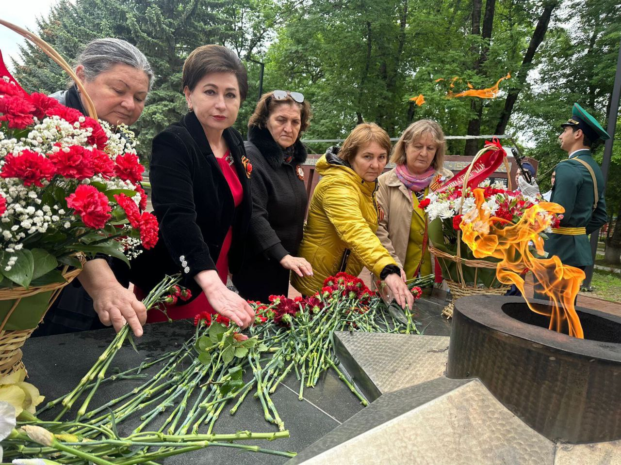 Коллектив лицея почтил память героев Великой Отечественной войны возложением цветов в мемориалу.
